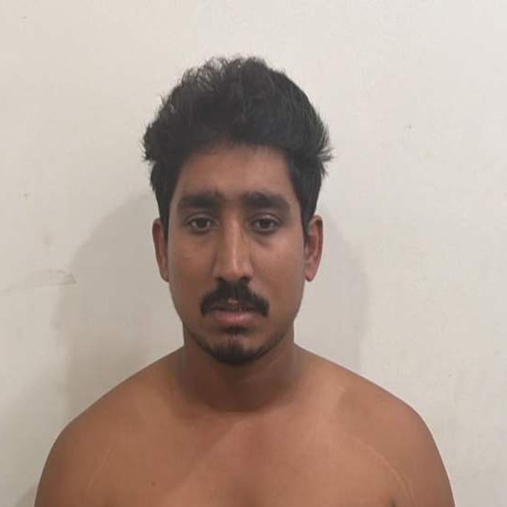 
                 5 हजार के इनामी ड्रग तस्कर का कोर्ट में सरेंडर:एमडी ड्रग के तीन मामलों में फरार था आरोपी; कुछ दिन पहले भाई भी क्राइम ब्रांच के हत्थे चढ़ा था 
            