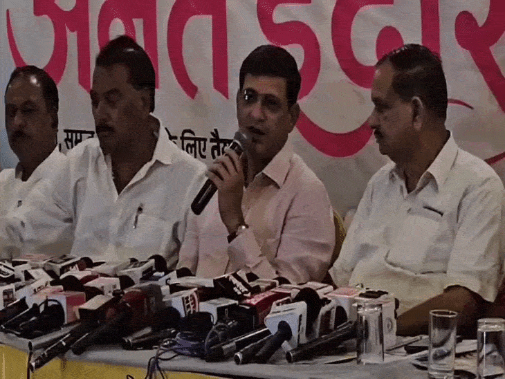 
                 इंदौर महापौर बोले- मेरी आवाज बुलंद है:4 साल का लेखा-जोखा गिनाने के दौरान दो बार बंद हुआ माइक, कहा- चार्ज करके रखा करो 
            