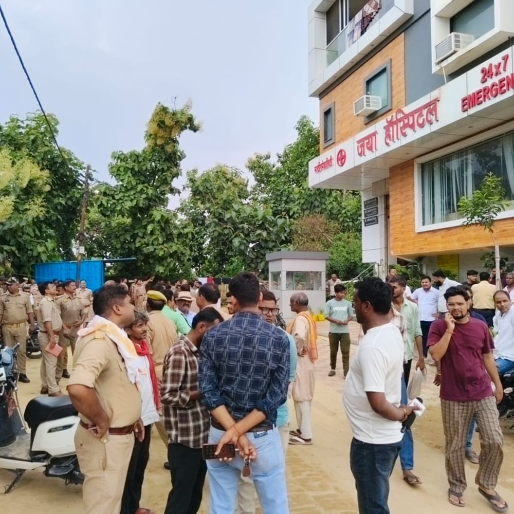 चाकू लगने से किशोर की इलाज के दौरान मौत:देवरिया के निजी अस्पताल पर लापरवाही का आरोप, परिजनों का हंगामा