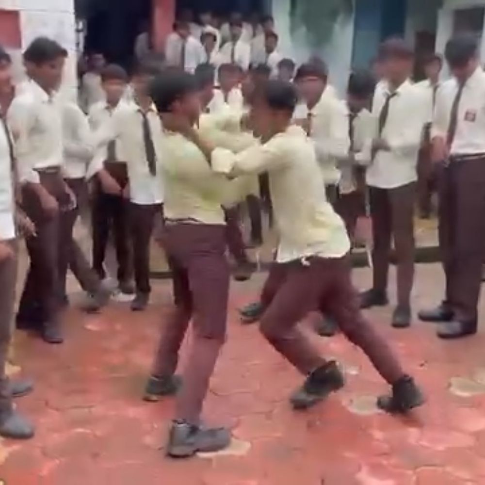 सिवनी के उत्कृष्ट स्कूल में छात्रों की मारपीट का वीडियो:बाकी छात्र उकसाते रहे, जमकर चले लात घूंसे; दो सस्पेंड, DEO बोले- जांच करेंगे