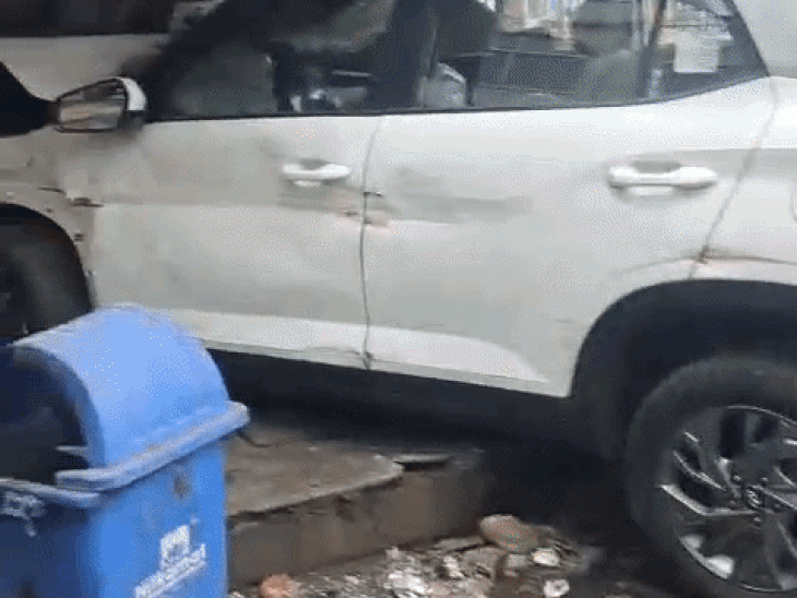 
                 लालघाटी में देर रात तेज रफ्तार क्रेटा बेकाबू:बंद रेस्टोरेंट में घुसी, चालक और साथी घायल, पुलिस ने शुरू की जांच 
            
