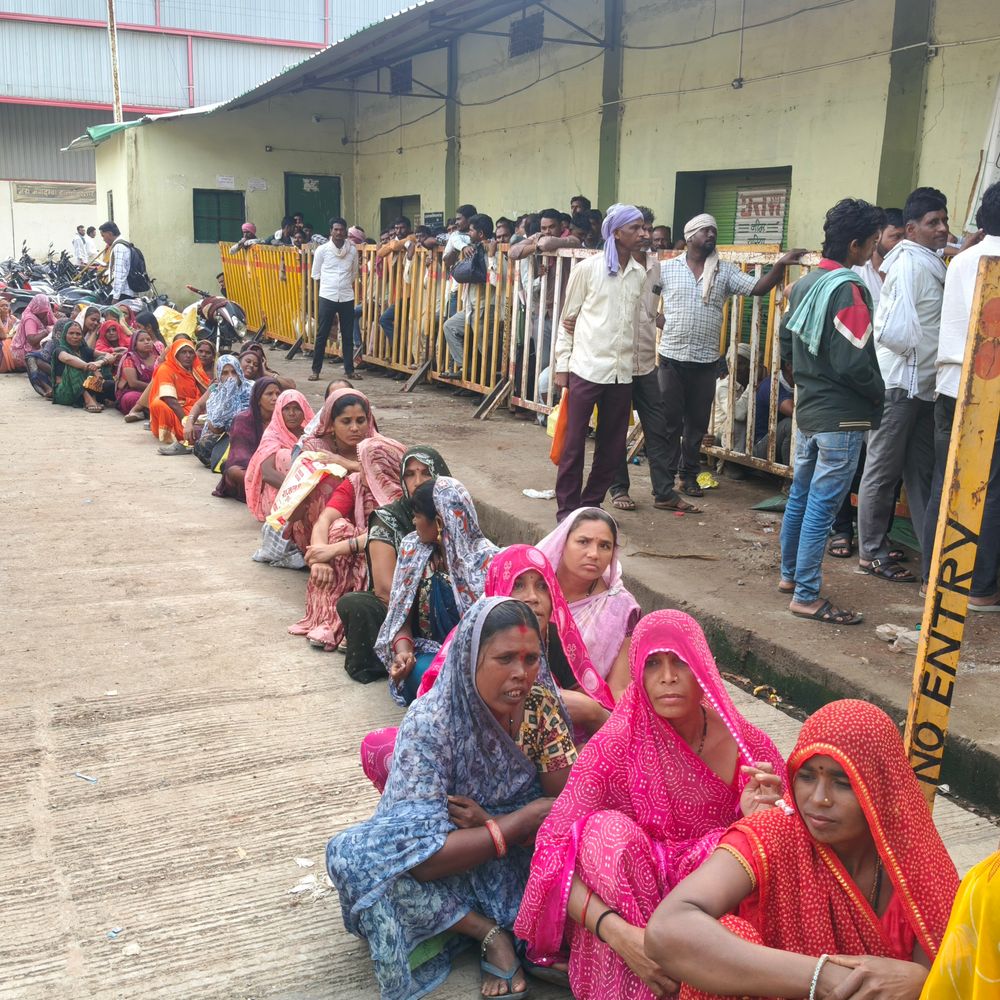 POS मशीनों में स्टॉक अपडेट नहीं, खाद वितरण रोका:हरदा में तकनीकी समस्या के कारण अस्थायी रूप से बंद
