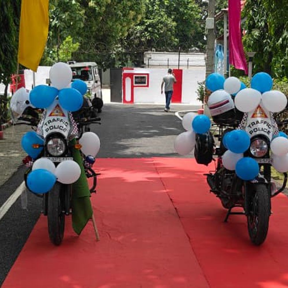 रामपुर पुलिस को मिले दो इंटरसेप्टर वाहन:तेज रफ्तार वाहनों का अब खुद होगा ई-चालान, चालक की करेंगे पहचान