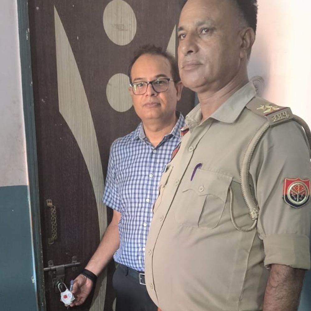 संभल में युवक की मौत, बंगाली डॉक्टर का अस्पताल सील:पेट दर्द-बुखार के बाद भर्ती, गलत इलाज का आरोप, रिपोर्ट दर्ज