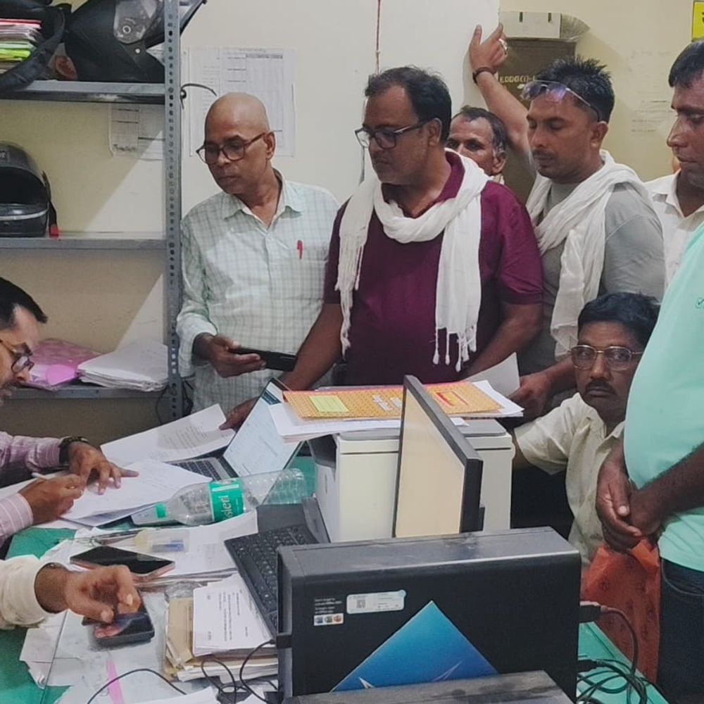 गाजीपुर में 97 बिजली उपभोक्ताओं की शिकायतें निपटाईं:विद्युत वितरण खंड कार्यालयों में लगे समाधान शिविर
