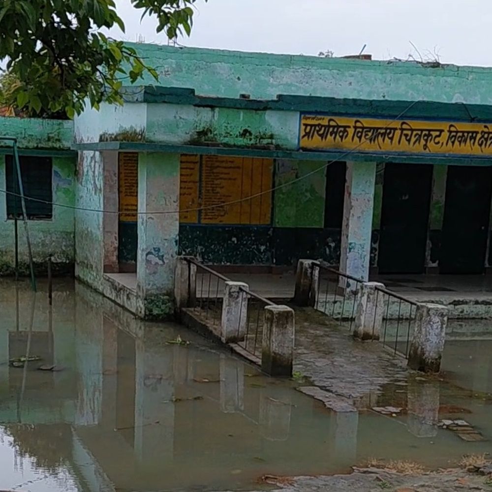 फर्रुखाबाद में 40 परिषदीय स्कूल बाढ़ की चपेट में:33 गांव बाढ़ से प्रभावित, खतरे के निशान से 15 सेंटीमीटर नीचे गंगा