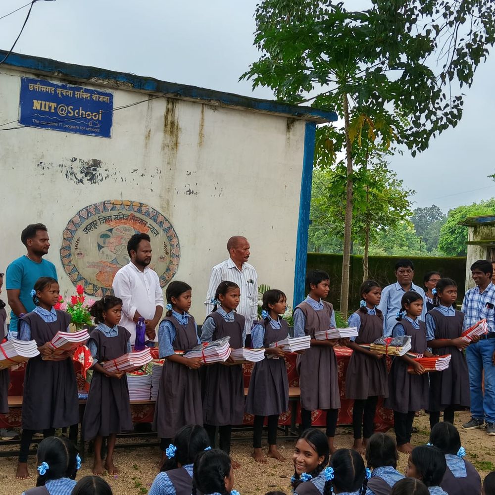 पंडरीपानी स्कूल में छात्राओं को बांटी गई साइकिल, आवाजाही आसान होगी