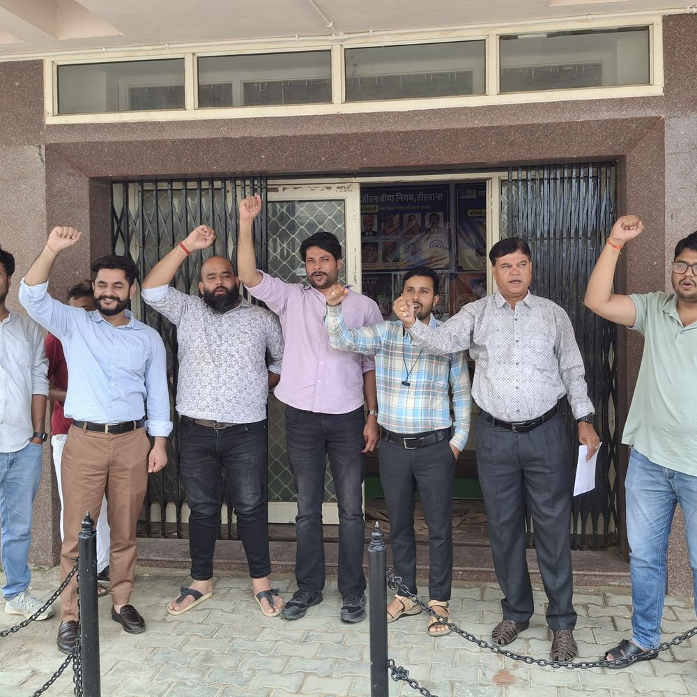 LIC हिस्सेदारी बेचने के खिलाफ कर्मचारियों का प्रदर्शन:सरकार के OFS फैसले के विरोध में नारेबाजी, आंदोलन तेज करने की चेतावनी