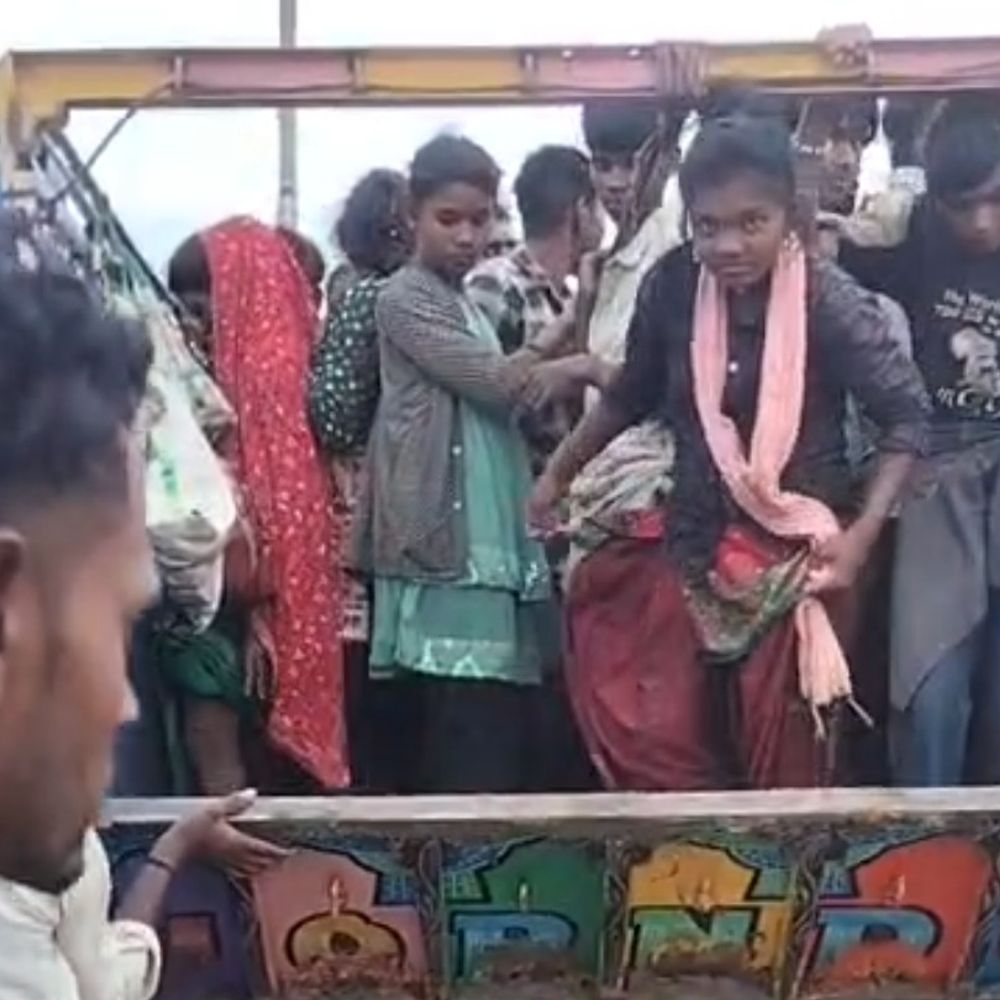 मंडीदीप में पिकअप में भरे 90 मजदूर पकड़ाए:तीन वाहनों पर चालानी कार्रवाई, रेलवे ब्रिज पर अतिक्रमण हटा