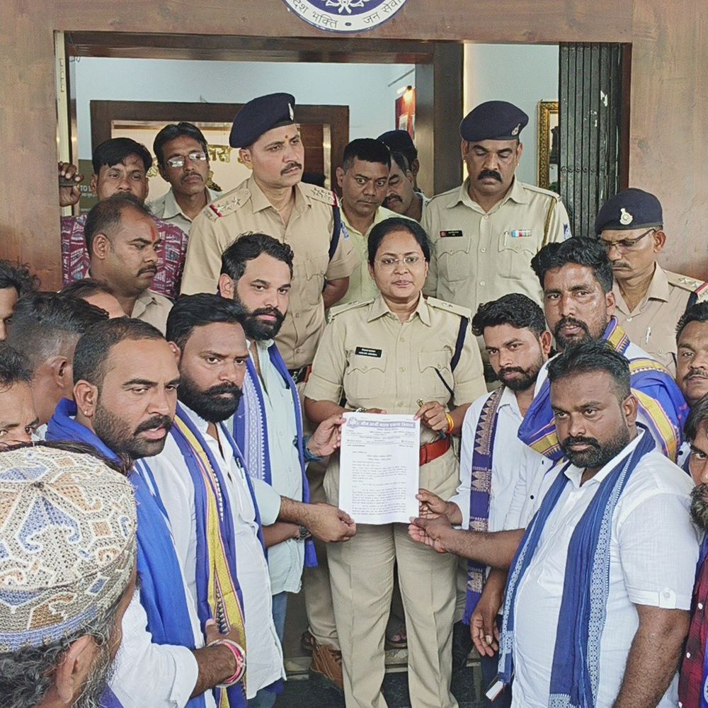 
                 भीम आर्मी ने घेरा नीमच SP कार्यालय:आजाद समाज पार्टी जिलाध्यक्ष पर हमले का विरोध; आरोपियों की गिरफ्तारी न होने पर आंदोलन करेंगे 
            