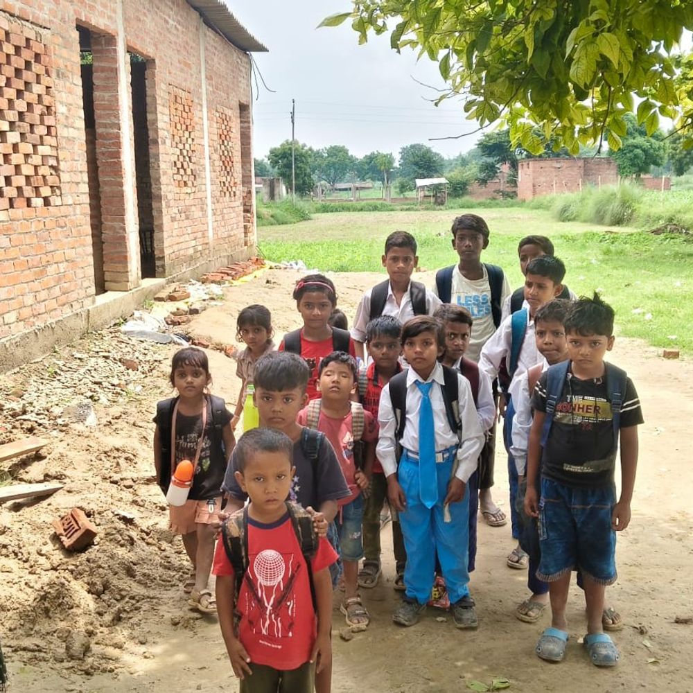 जौनपुर में निजी स्कूल पर कार्रवाई:नियमों की अनदेखी पर सील, टीन शेड में चल रहा विद्यालय