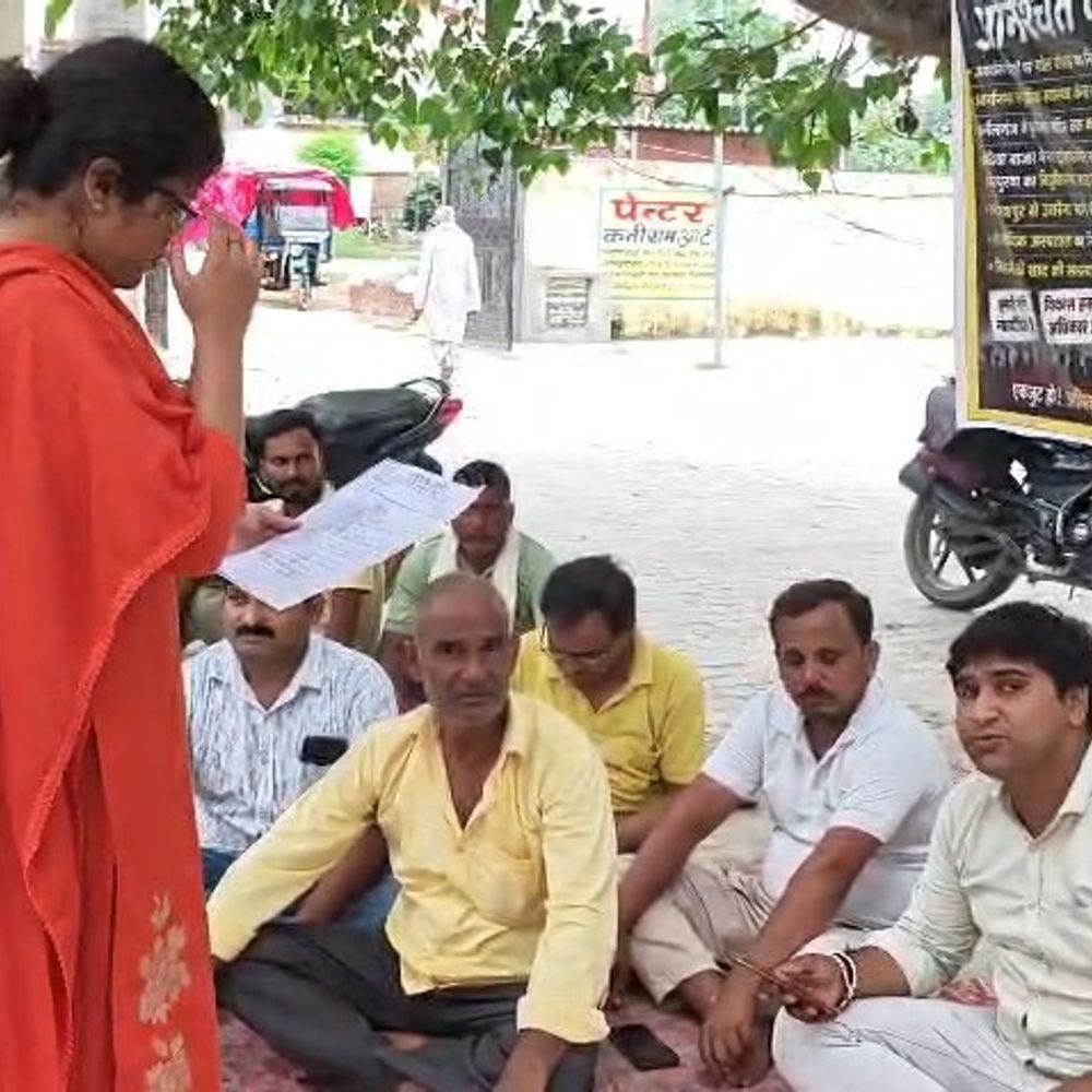 गोंडा में 20 घंटे से धरने पर छात्रसंघ पदाधिकारी:10 सूत्रीय मांगों पर अड़े, 2 मजिस्ट्रेट लौटे; डीएम से मांगा लिखित आश्वासन