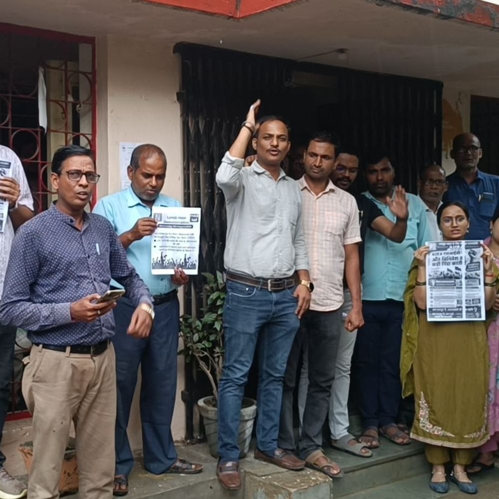 भदोही में LIC में विनिवेश के विरोध:AIIEA के आह्वान पर देशभर की शाखाओं में हुआ प्रदर्शन