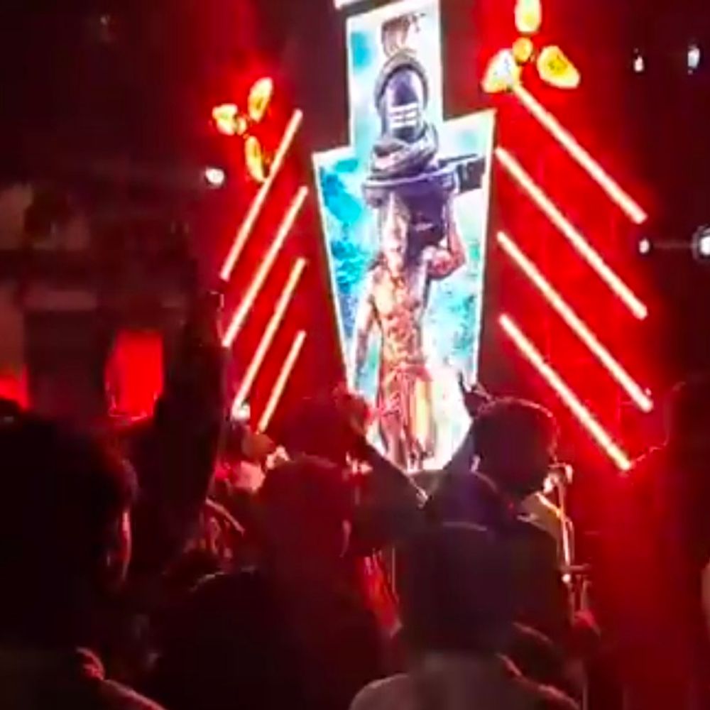 बलिया में शस्त्र पूजन के बाद निकला विजयीपुर का जुलूस:युवाओं ने पारंपरिक युद्धकलाओं का प्रदर्शन किया, जय श्रीराम के जयघोष से गूंजा शहर