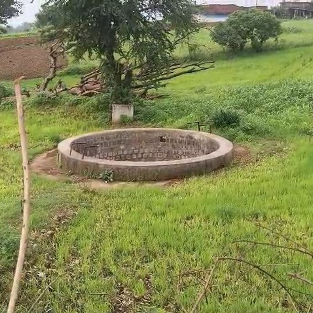 मुर्गे को बचाने कुएं में उतरे बुजुर्ग पानी में डूबे:मंडला में 30 फीट गहरे कुएं में फंसा, ग्रामीणों ने निकाला शव