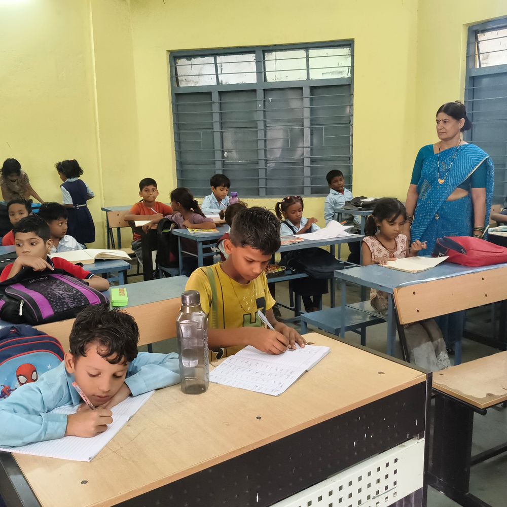 हरदा में 40 स्कूल जर्जर, बच्चों की पढ़ाई खतरे में:छत से प्लास्टर गिरने के बाद स्कूल शिफ्ट; 73 छात्र दो कमरों में पढ़ने को मजबूर