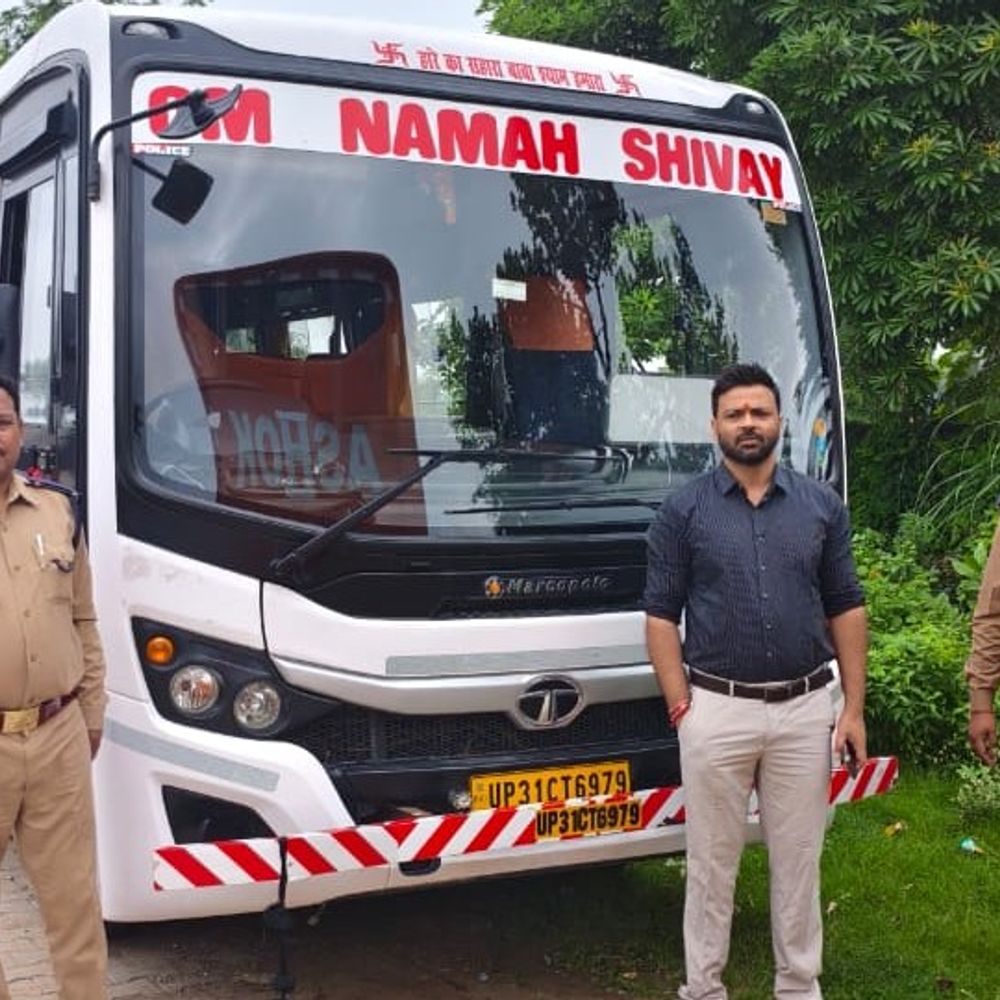 7 अवैध बसें, 2 अर्टिगा कार सीज:लखीमपुर में हड़ताल के बीच परिवहन विभाग की कार्रवाई, कई चालक वाहन लेकर भागे