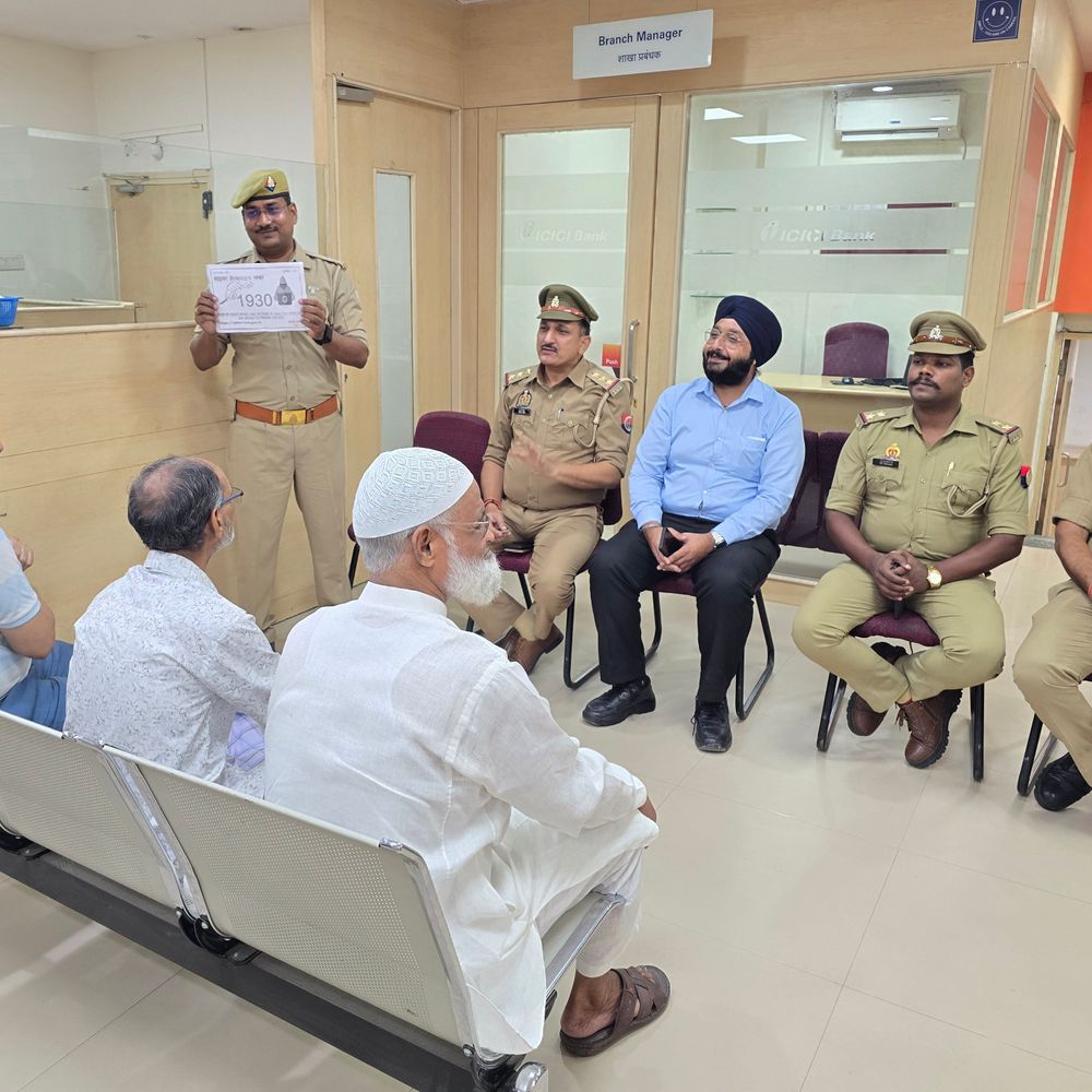 मऊ में साइबर पुलिस का जागरुकता अभियान:बैंक में पेंशनधारकों को ऑनलाइन ठगी से बचाव के उपाय बताए