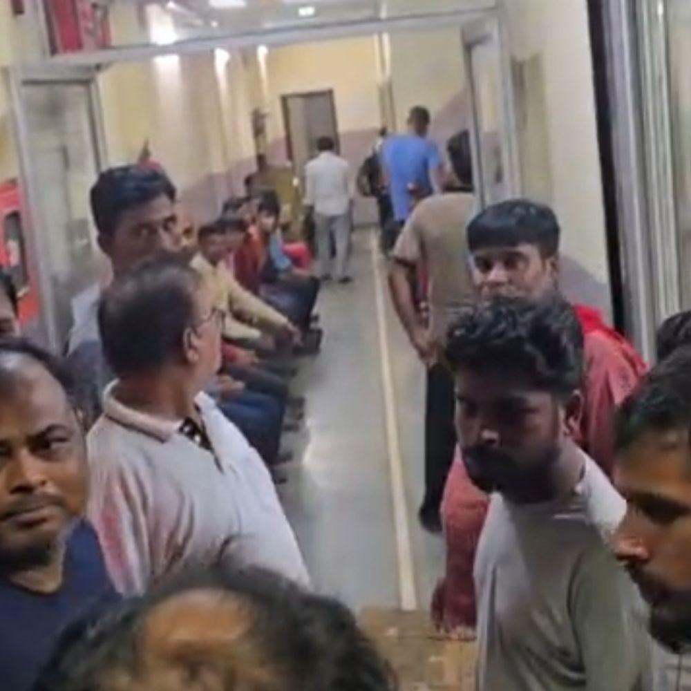 
                 कैंटीन में खाना खाने से 30 से अधिक श्रमिक बीमार:4 की हालत गंभीर, इंदौर रेफर; पार्षद ने प्रबंधन पर लगाए आरोप 
            