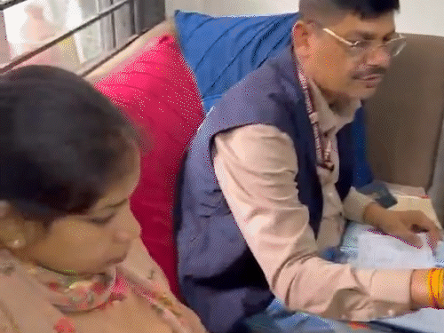 
                 इंदौर में MYH के फार्मासिस्ट के घर EOW का छापा:सरकारी दवाओं में गड़बड़ी के आरोप, आय से 108% अधिक संपत्ति; थाईलैंड यात्रा का खुलासा 
            