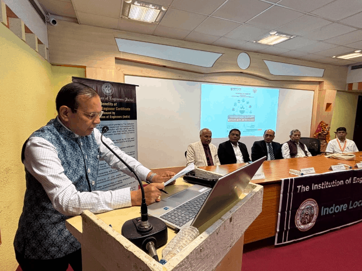 
                 सतत विकास की कुंजी है प्रभावी जल प्रबंधन:मेडिकैप्स विश्वविद्यालय में कार्यशाला, विशेषज्ञ बोले- जल संसाधनों के संरक्षण में तकनीक और शोध की भूमिका अहम 
            