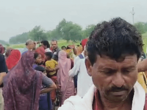 चंदेरी में अवैध शराब पर चक्काजाम:महिलाओं ने सड़क पर बैठकर किया प्रदर्शन; कार्रवाई का आश्वासन मिलने पर खत्म हुआ जाम