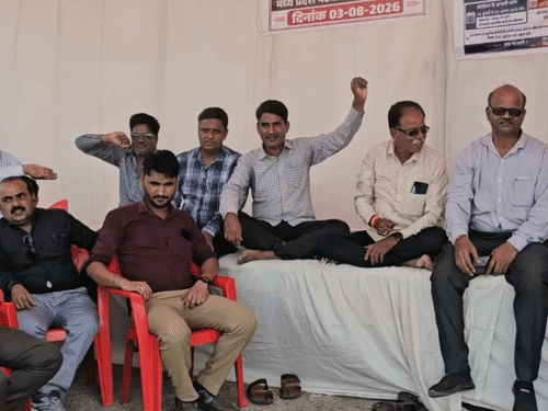 
                 मंदसौर में पटवारियों का आंदोलन जारी:400 से अधिक पटवारी 3 दिन से धरने पर,राजस्व कार्य प्रभावित;5 मांगों पर निर्णय की मांग 
            