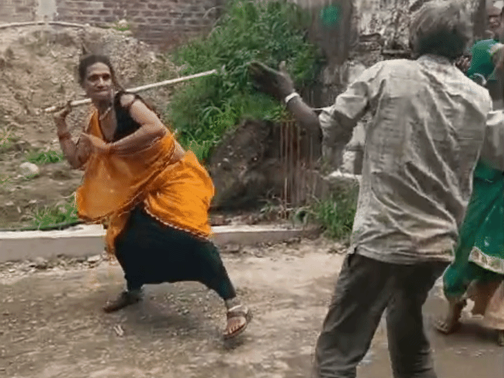 
                 किन्नरों के दो गुटों में हिंसक विवाद-वीडियो:लाठियों से पीटा, ग्रामीणों ने पंचायत बुलाकर सामूहिक बहिष्कार किया 
            
