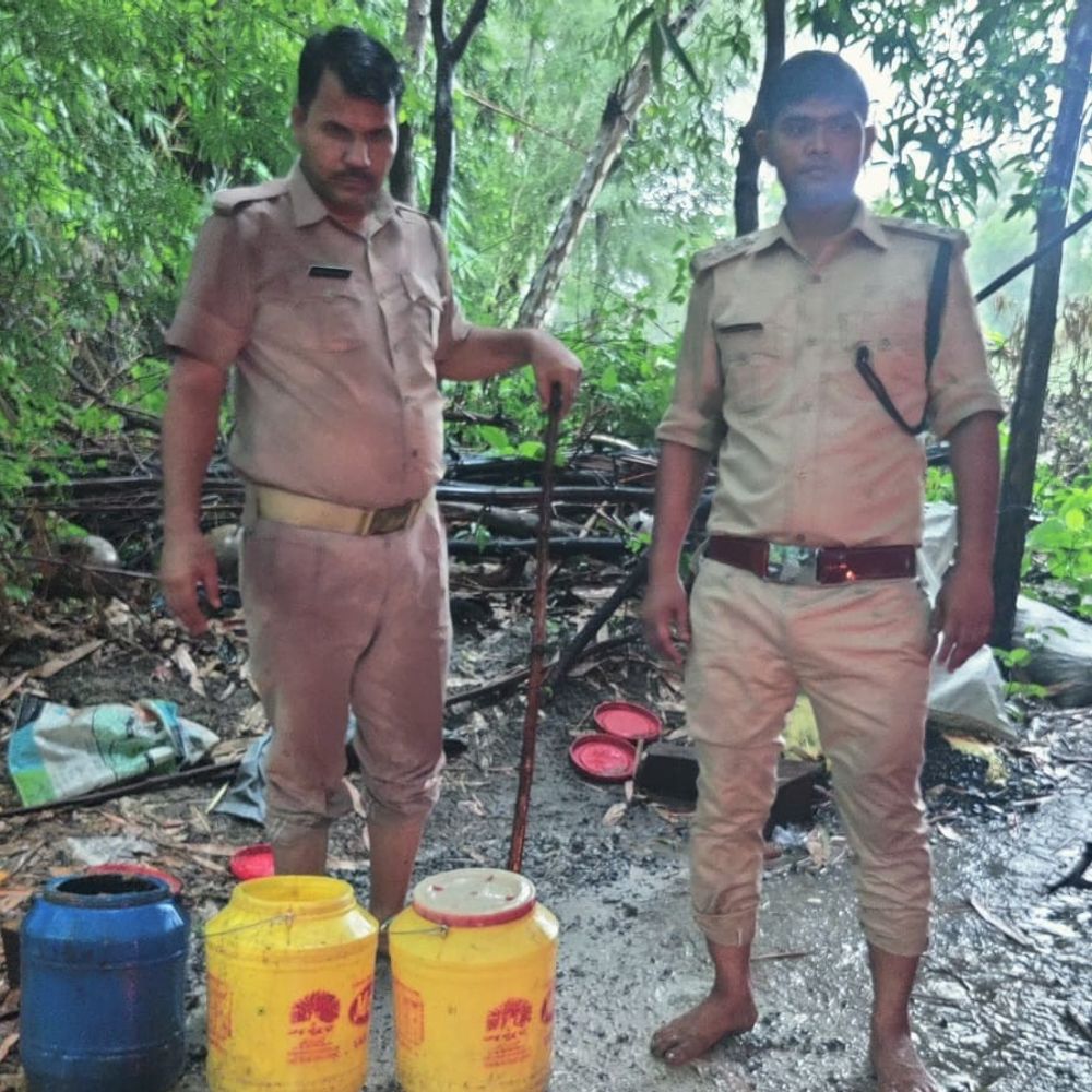रायबरेली में अवैध शराब पर आबकारी विभाग की कार्रवाई:40 लीटर कच्ची शराब बरामद, 400 किलो लहन नष्ट; 2 केस दर्ज
