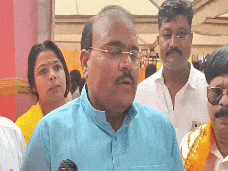 
                 कांग्रेस का भाजपा नगर अध्यक्ष पर पलटवार:दतिया में भाजपा की करारी हार से सुमित मिश्रा आहत, कांग्रेस प्रवक्ता ने कहा- खुद के खर्च से रिहैब सेंटर पहुंचा देता हूं 
            