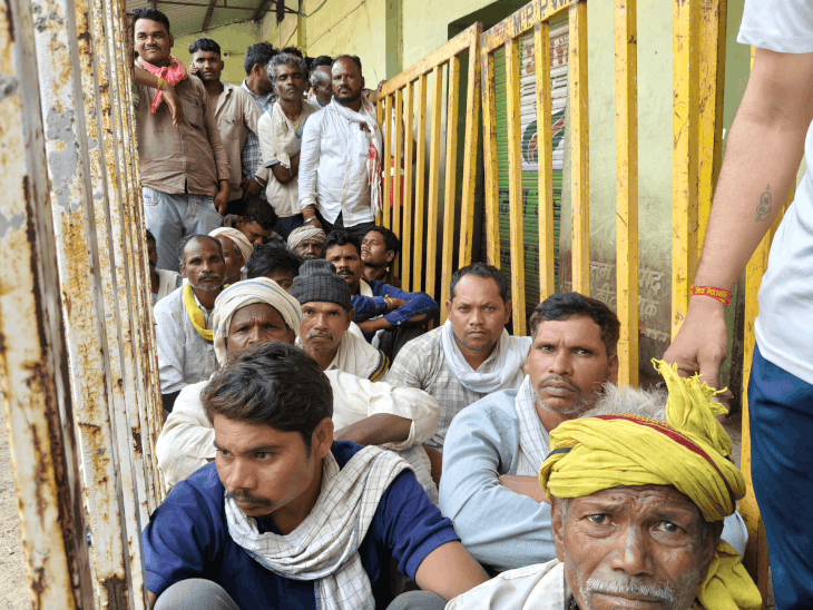 हरदा में खाद के लिए किसानों की लंबी कतारें:तीन दिन से नहीं मिल रही खाद, मक्का की फसल पीली पड़ रही