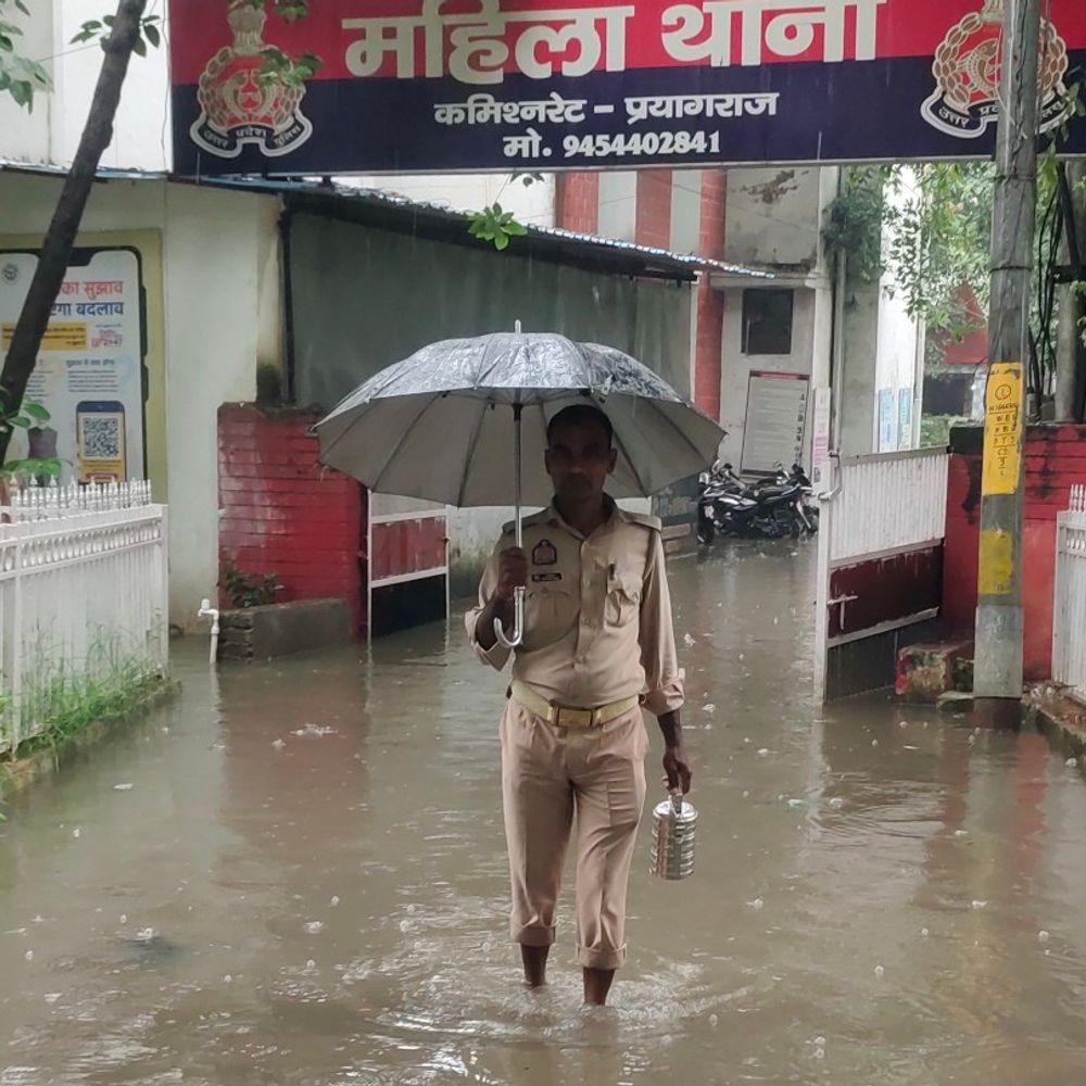 प्रयागराज में बारिश से जलभराव, नाला सफाई पर सवाल:10 करोड़ खर्च के बाद भी शहर का कई इलाका डूबा, यातायात प्रभावित