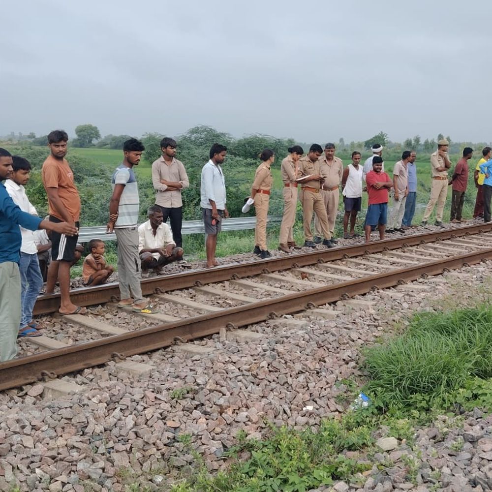 मायके आई महिला ने ट्रेन के आगे कूदकर दी जान:रायबरेली में रेलवे ट्रैक पर मिला महिला का शव, तीन मासूम बच्चों के सिर से उठा मां का साया