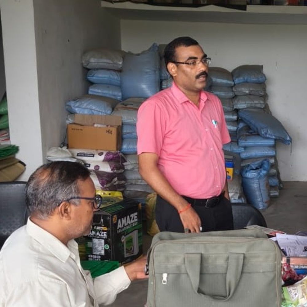 कन्नौज में खाद दुकानों का औचक निरीक्षण:रेट लिस्ट अधूरा मिला, किसान ID न होने पर नोटिस जारी; सैंपल लिए