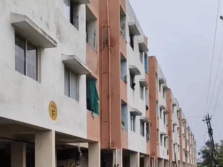 
                 डोसीगांव मल्टी से 208 परिवारों को खाली कराने की तैयारी:बकाया राशि नहीं चुकाने पर कार्रवाई आज; रहवासियों ने सुविधा नहीं मिलने का आरोप लगाया 
            