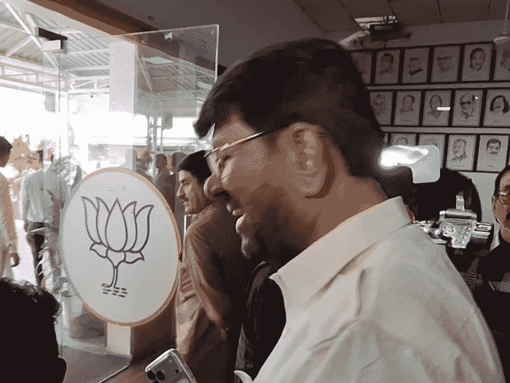
                 विभाग छिनने के बाद BJP ऑफिस पहुंचे मंत्री लखन पटेल:CM की नाराजगी के सवाल पर बोले- यह सब मीडिया की बनाई बातें 
            