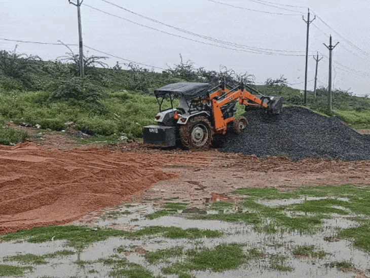 2 लाख रुपए की काली गिट्टी और रेत नष्ट:भिंड के गोहद में सरकारी जमीन पर अवैध रुप से किया था भंडारण