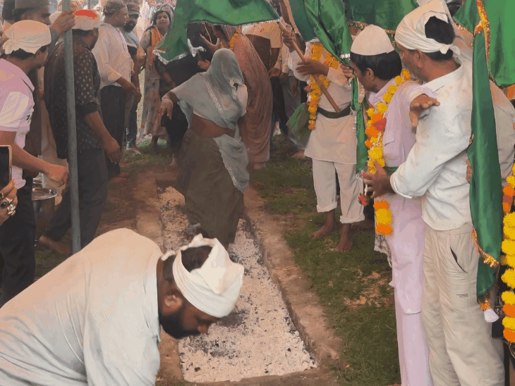 
                 मंदसौर की छोटी हुसैन टेकरी पर चेहल्लुम:अंगारों पर नंगे पांव चले अकीदतमंद, हजारों श्रद्धालुओं ने की हाजिरी, सौहार्द का दिया संदेश 
            