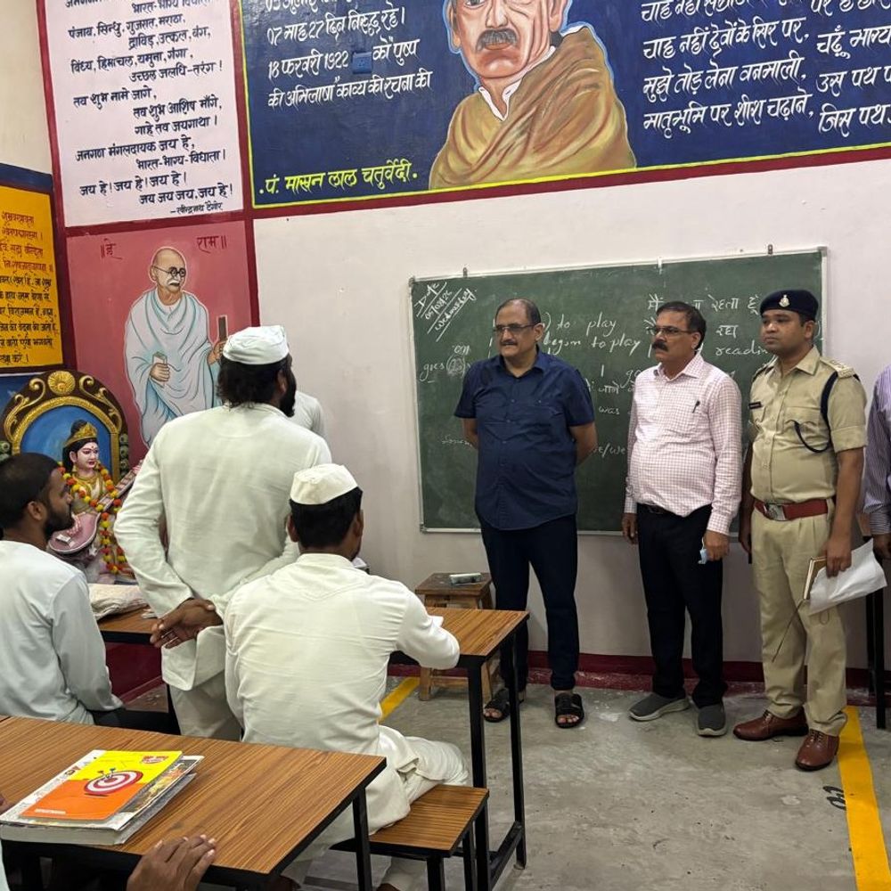 बिलासपुर सेन्ट्रल जेल में लगी कैदियों की क्लास:जेल DG ने पढ़ाया अंग्रेजी का पाठ, बातचीत कर सुनी समस्याएं, एलईडी बल्ब-ट्यूबलाइट बनाएंगे कैदी