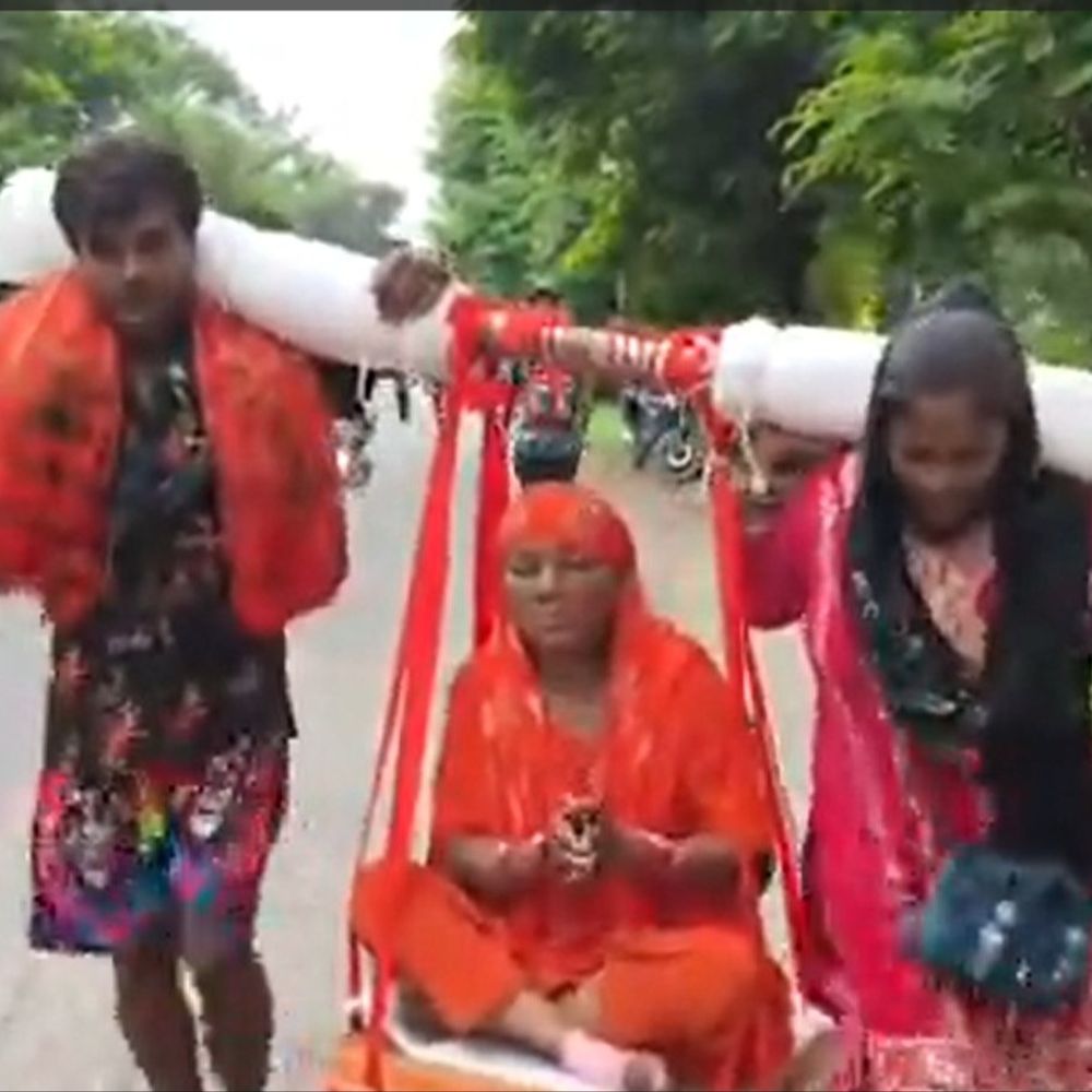 मां को पालकी में कंधों पर लेकर निकले बेटा-बहू:हरिद्वार से चंडीगढ़ पैदल जा रहे राजकुमार, पत्नी के साथ मां के लिए पालकी वाली कांवड़ बनाई