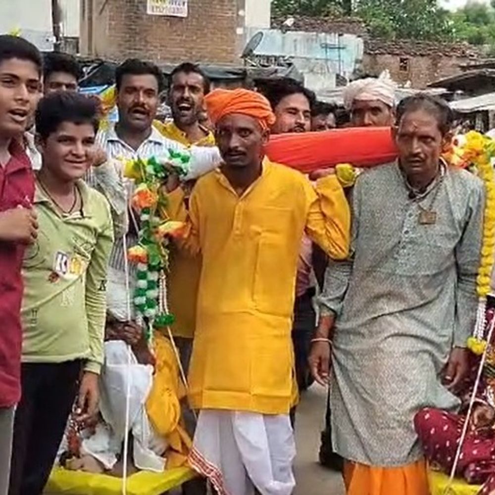 माता पिता को पालकी में बैठाकर निकला बेटा:बुजुर्ग माता-पिता को पालकी में बैठाया, बोला- भगवान भोलेनाथ के दर्शन कराऊंगा