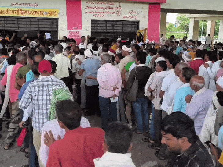 भिंड में 1800 किसानों को खाद के टोकन मिले:पांच काउंटरों होने के बाद भी कतारें लगी, गुरुवार से होगा वितरण