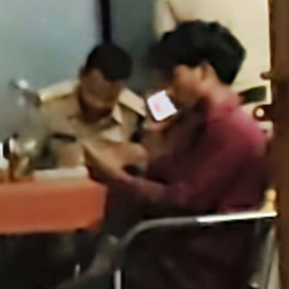 
                 दुर्ग में 16 बच्चों को रेसक्यू, एक नियोक्ता गिरफ्तार:रायपुर से बाल श्रम के लिए बस में ले जाए जा रहे थे, बाल आयोग-SJPU और चाइल्ड हेल्पलाइन के डेढ़ घंटे के ऑपरेशन 
            