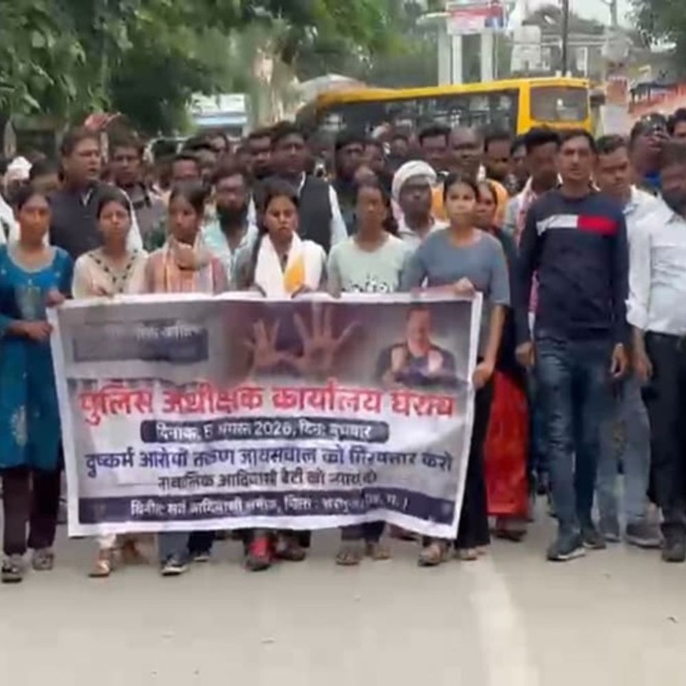 रेप के आरोपी की गिरफ्तारी नहीं,आदिवासी-समाज ने घेरा एसपी कार्यालय:आदिवासी छात्रा से रेप के आरोपी के गिरफ्तारी की मांग,उग्र आंदोलन की दी चेतावनी