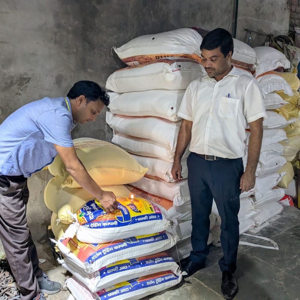 दूसरे ब्रांड का आटा, अपना पैकेट, छापे में खुला खेल:खाद्य विभाग ने फ्लोर मिल में मारा छापा, 1.50 लाख का माल सीज, सैंपल लिए