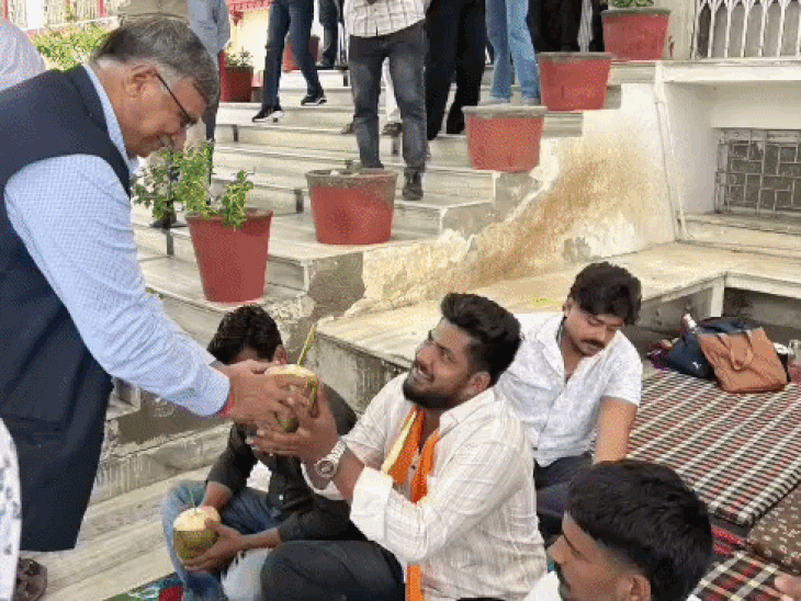 सुखाड़िया यूनिवर्सिटी में छात्र नेताओं की भूख हड़ताल खत्म:कुलपति ने नारियल पानी पिलाया, छात्रसंघ चुनाव पर सरकार को भेजा जाएगा पत्र