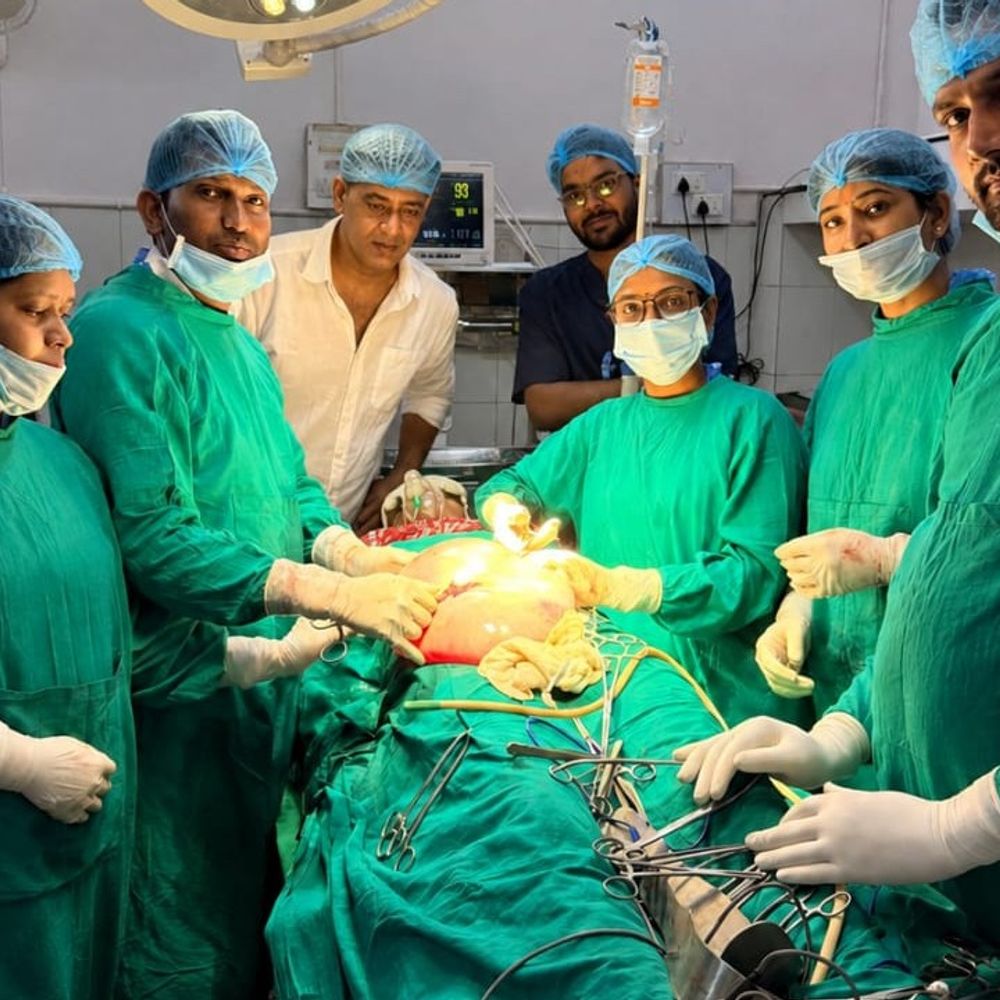 हरदोई मेडिकल कॉलेज में 2 घंटे चला ऑपरेशन:26 वर्षीय महिला के पेट से 10 किलो की विशाल गांठ निकाली, सफल सर्जरी