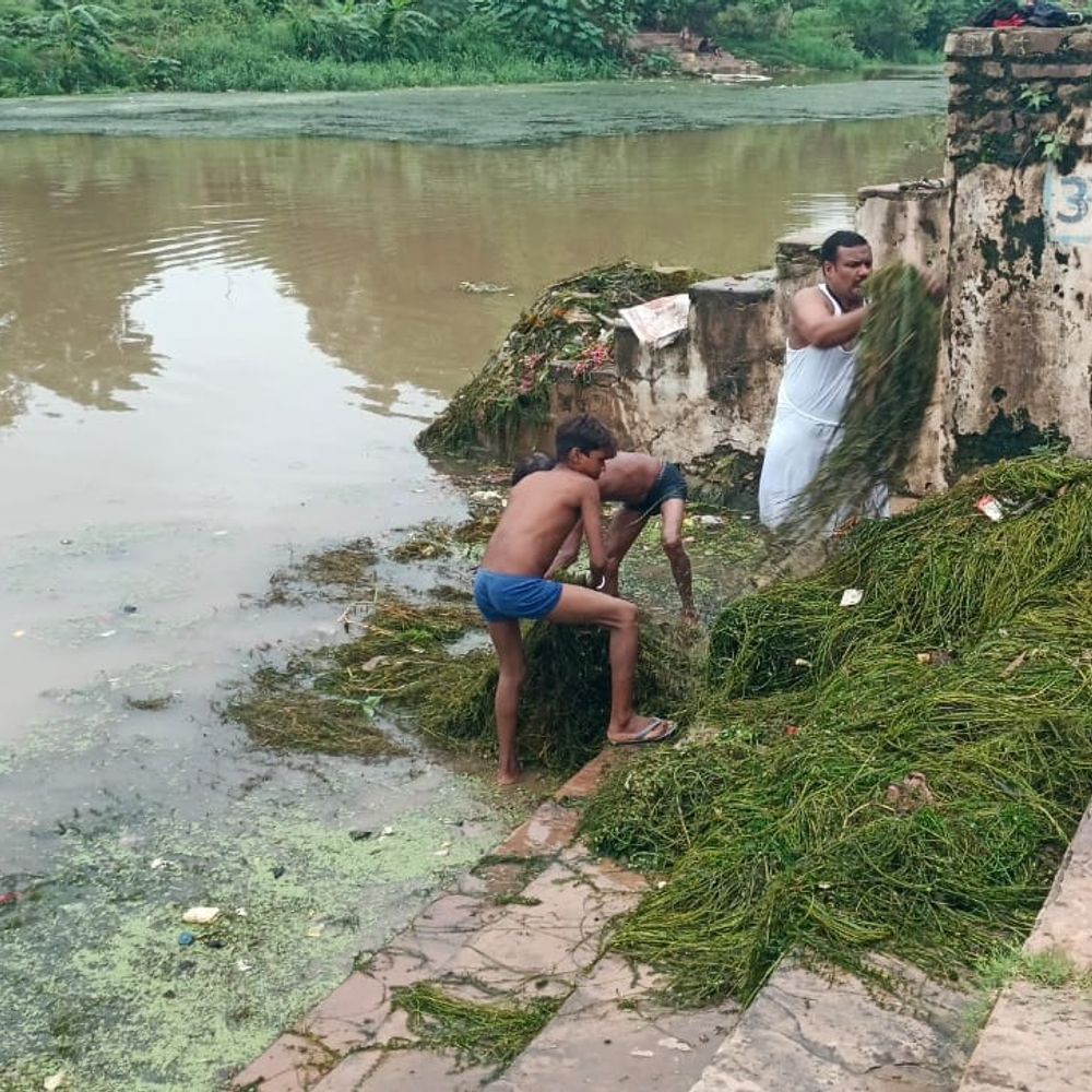 चित्रकूट में मंदाकिनी में बुंदेली सेना का सफाई अभियान:पार्थिव विसर्जन घाट किया साफ, श्रद्धालुओं से नदी स्वच्छ रखने की अपील