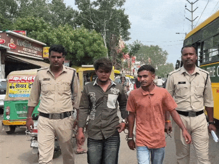 
                 चाकूबाजों का पिपलानी में निकला जुलूस:हत्या के प्रयास के दो आरोपी गिरफ्तार; एक नाबालिग अभिरक्षा में 
            