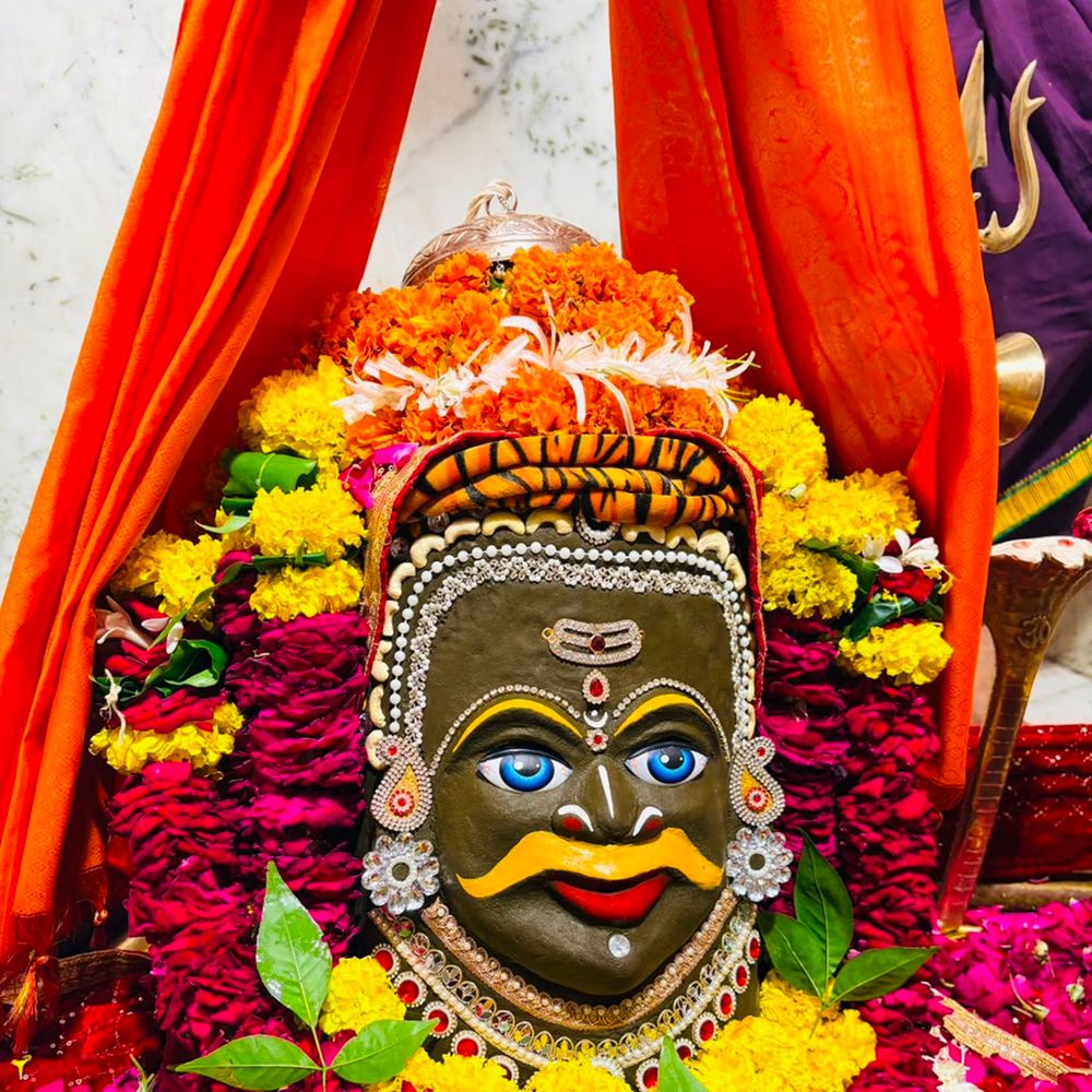 
                 नीलकंठेश्वर महादेव का भांग पंचमेवा शृंगार किया 
            